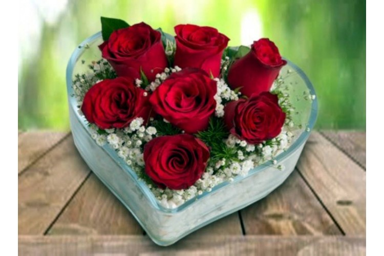 Kalpli Vazoda Kırmızı Güller
