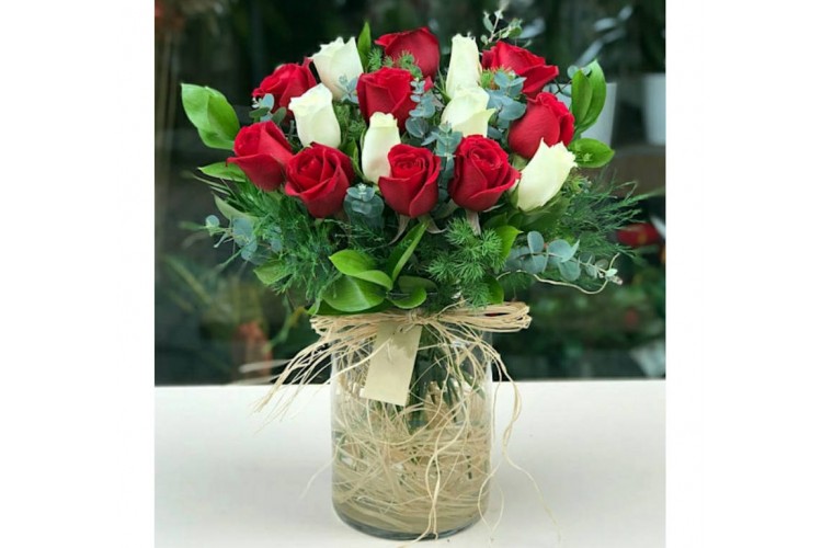 Vazoda Beyaz ve Kırmızı Güller