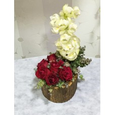 Kırmızı Güller ve Beyaz Orkideler